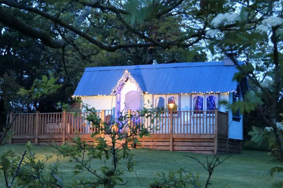 frieda-and-the-moon-tabernacle-lit-up-by-fairy-lights-in-evening