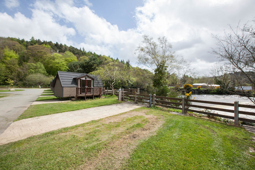 hidden-valley-glamping-lodge-by-water