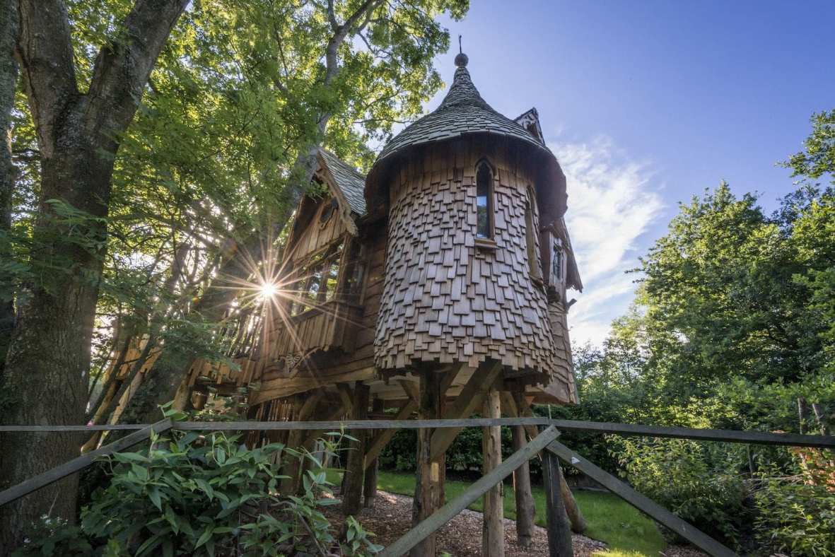 higgledy-treehouse-at-blackberry-wood-treehouses-glamping-sussex