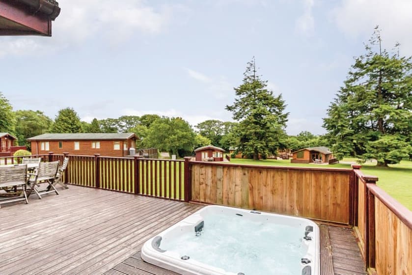 hot-tub-in-decking-of-lodge-at-ruby-country-lodges