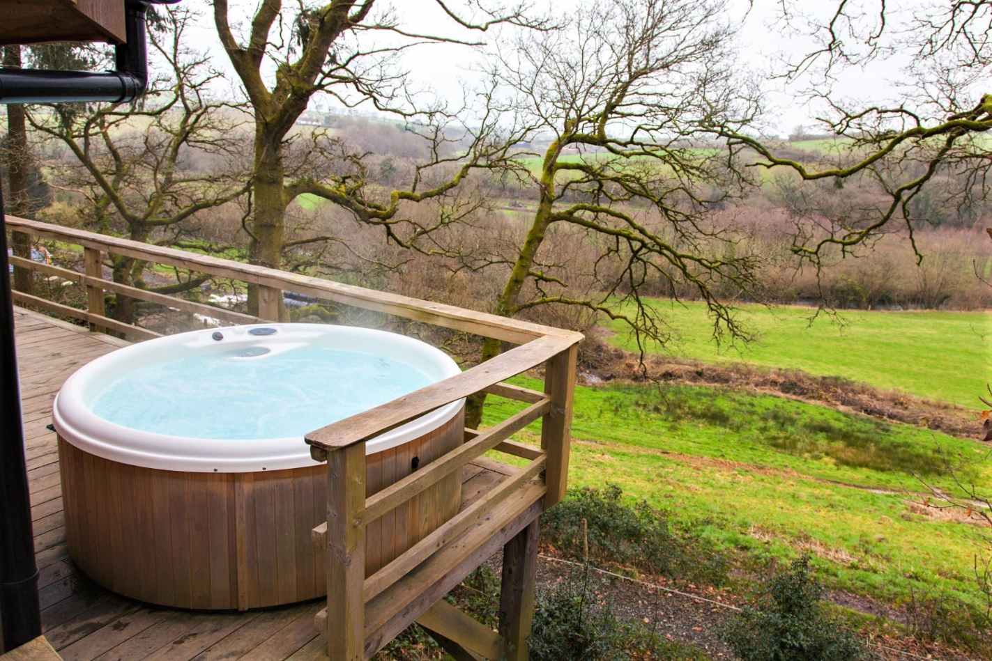 hot-tub-on-decking-of-george-cabin-at-wampford-woodland-retreat-cabins