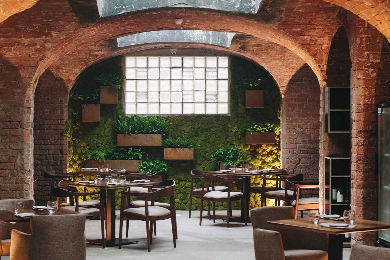 interior-of-restaurant-with-exposed-brick-beams-at-alchemilla-vegan-restaurants-nottingham
