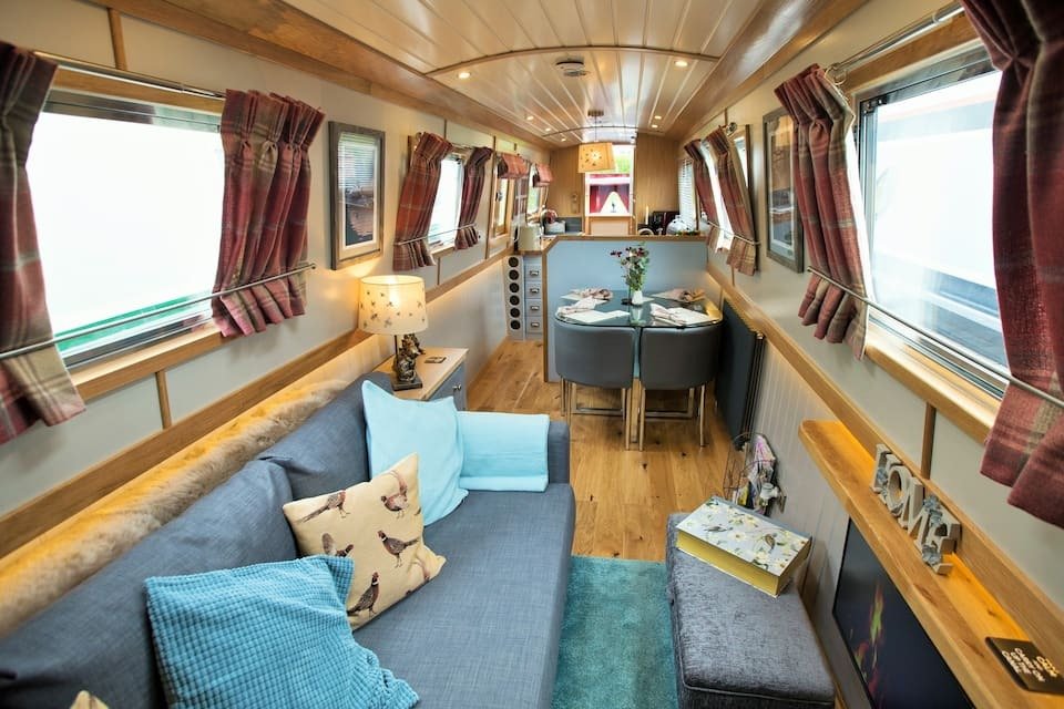 living-room-inside-arthur-owl-houseboat