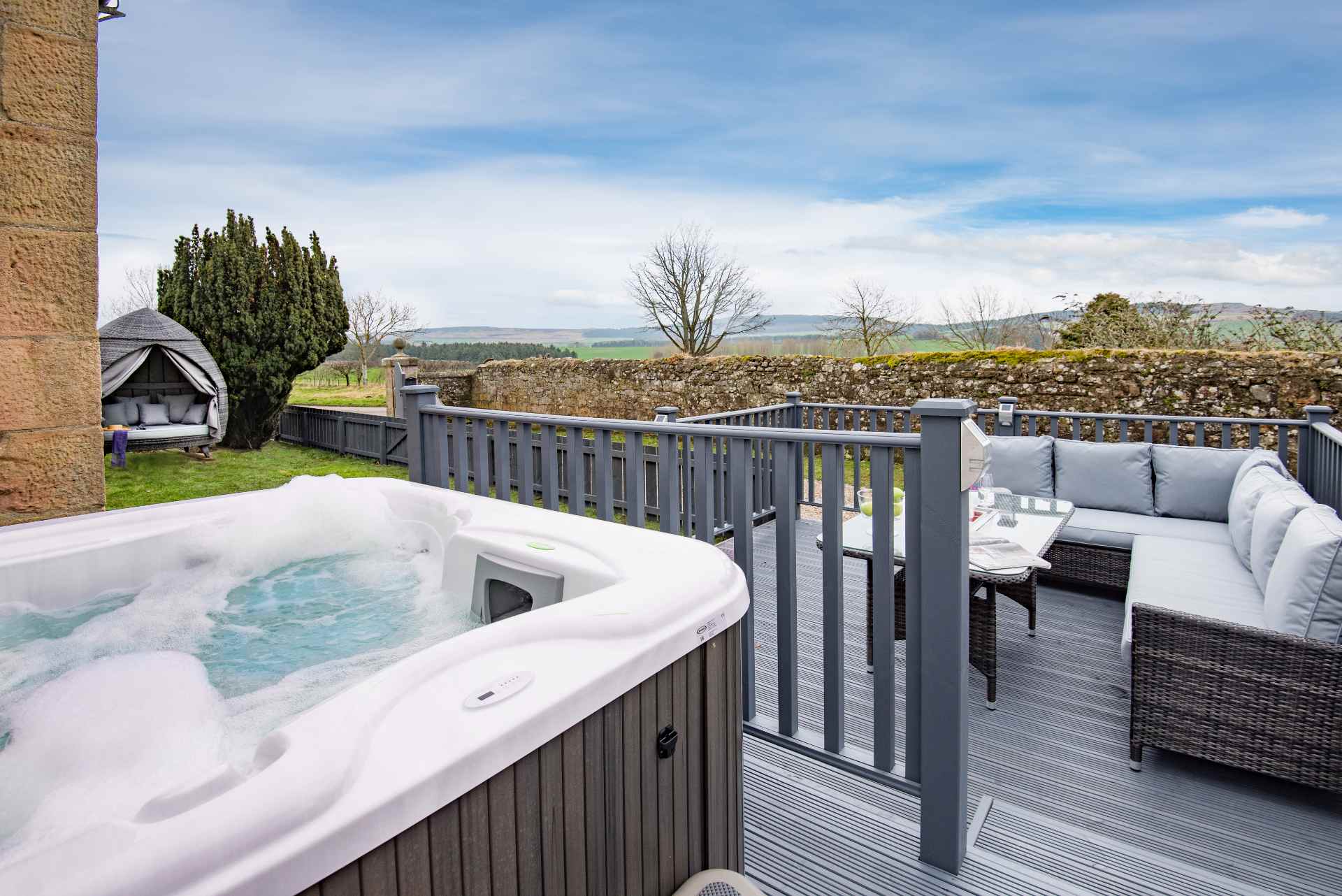 outdoor-hot-tub-and-garden-furniture-at-the-gate-lodge-lodges-with-hot-tubs-northumberland