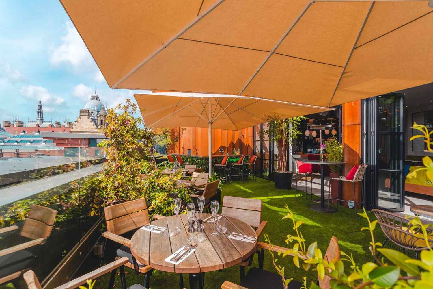 restaurant-table-on-east-59th-rooftop-overlooking-city-with-prosecco-glasses-rooftop-bars-leeds
