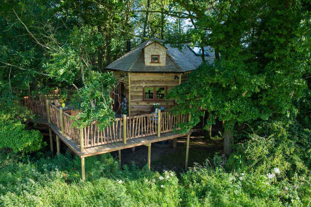 the-treehouse-at-woodland-chase-with-large-decking