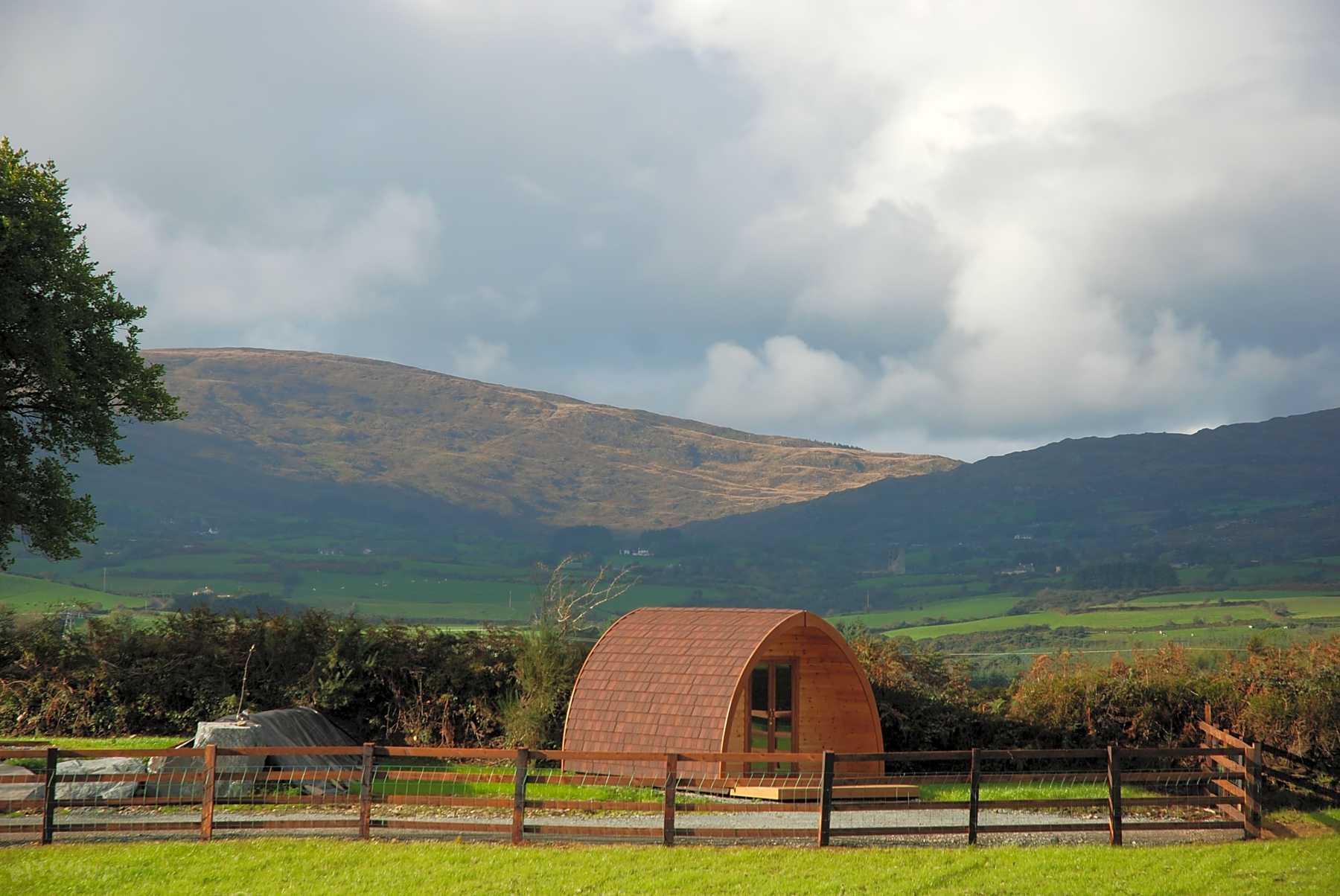top-of-the-rock-pod-páirc-in-field-with-hills-in-background