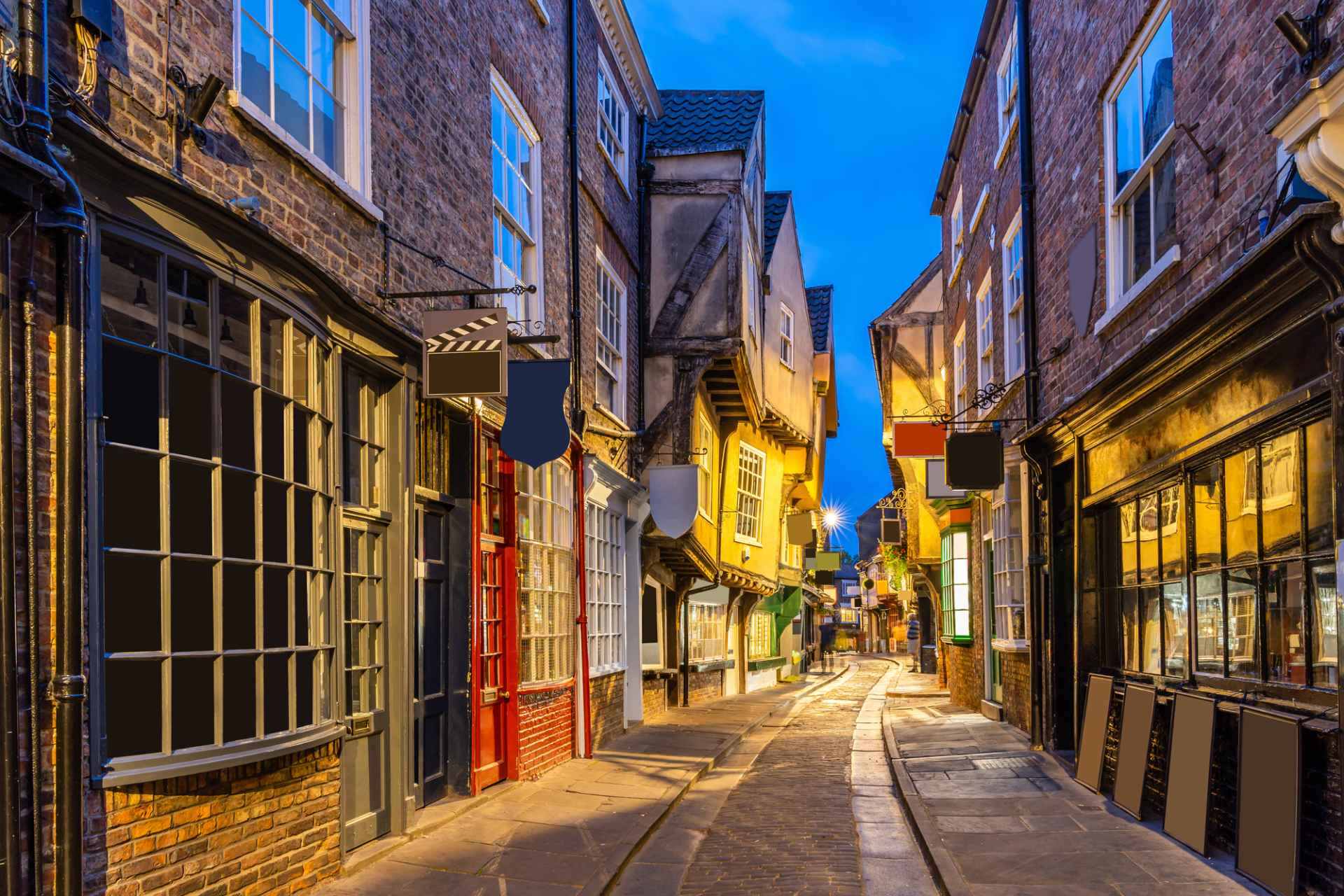 york-shambles-alleyway-at-dusk-free-things-to-do-in-york