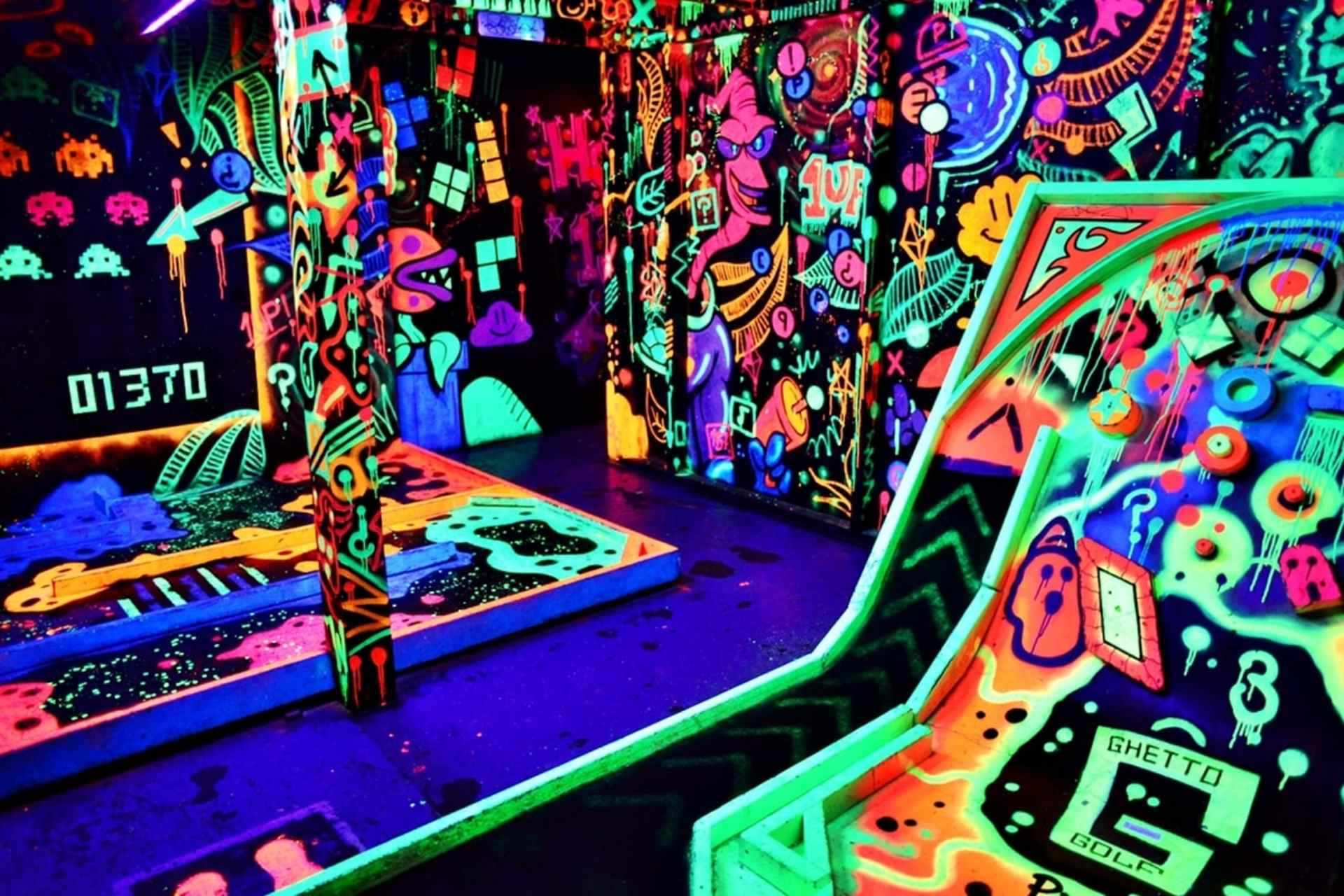 ©ghetto-golf-indoors-crazy-golf-in-dark-lit-up-by-bright-neon-colours-indoor-activities-newcastle