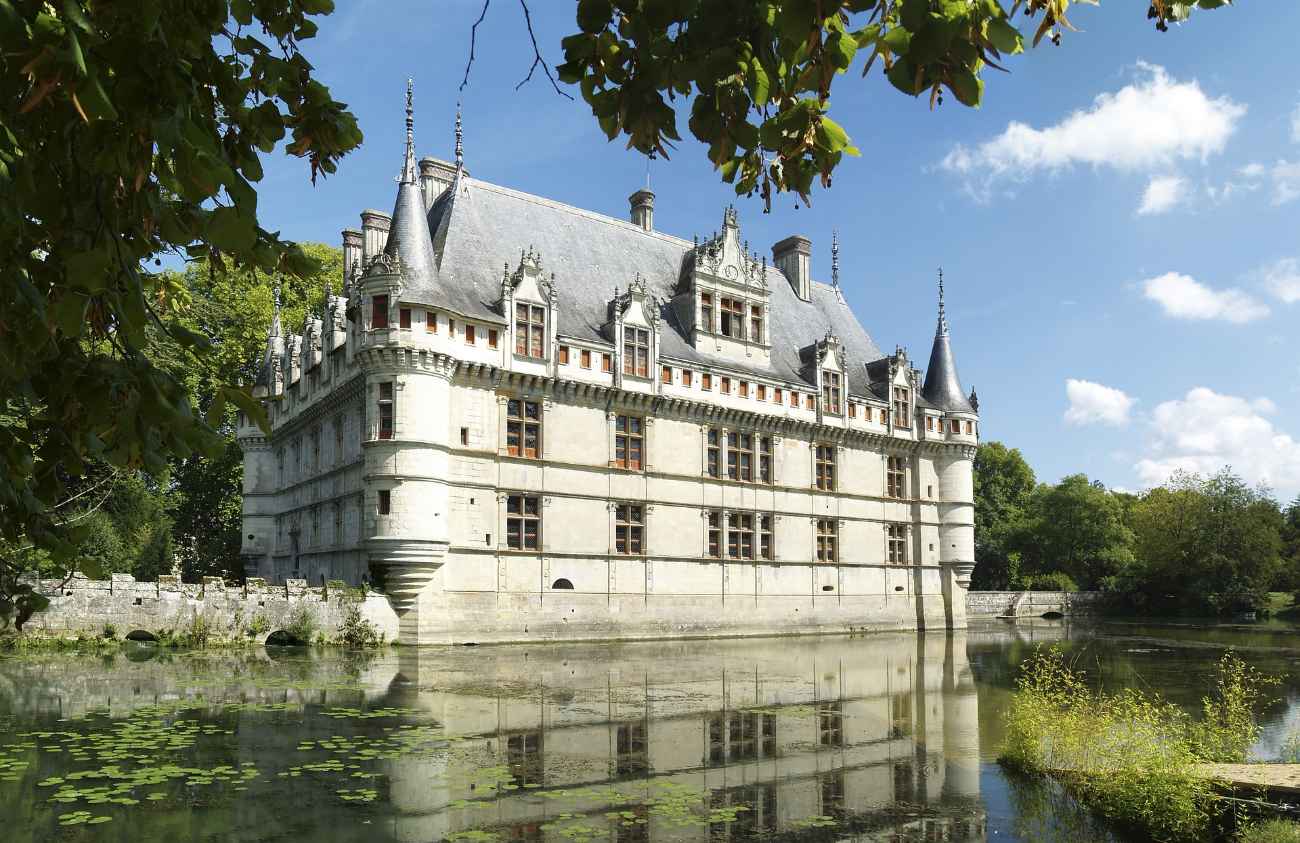 château-d’azay-le-rideau-on-water-on-sunny-day