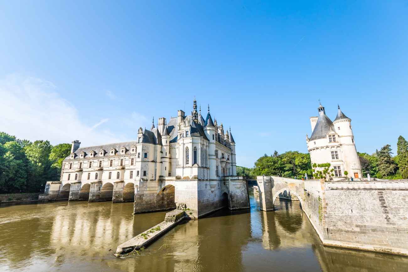 château-de-chenonceau-on-water-on-sunny-day-chateaux-of-the-loire-valley