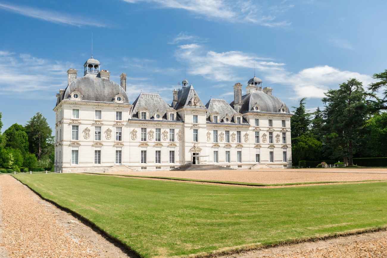 château-de-cheverny-with-green-lawn-on-sunny-day-chateaux-of-the-loire-valley