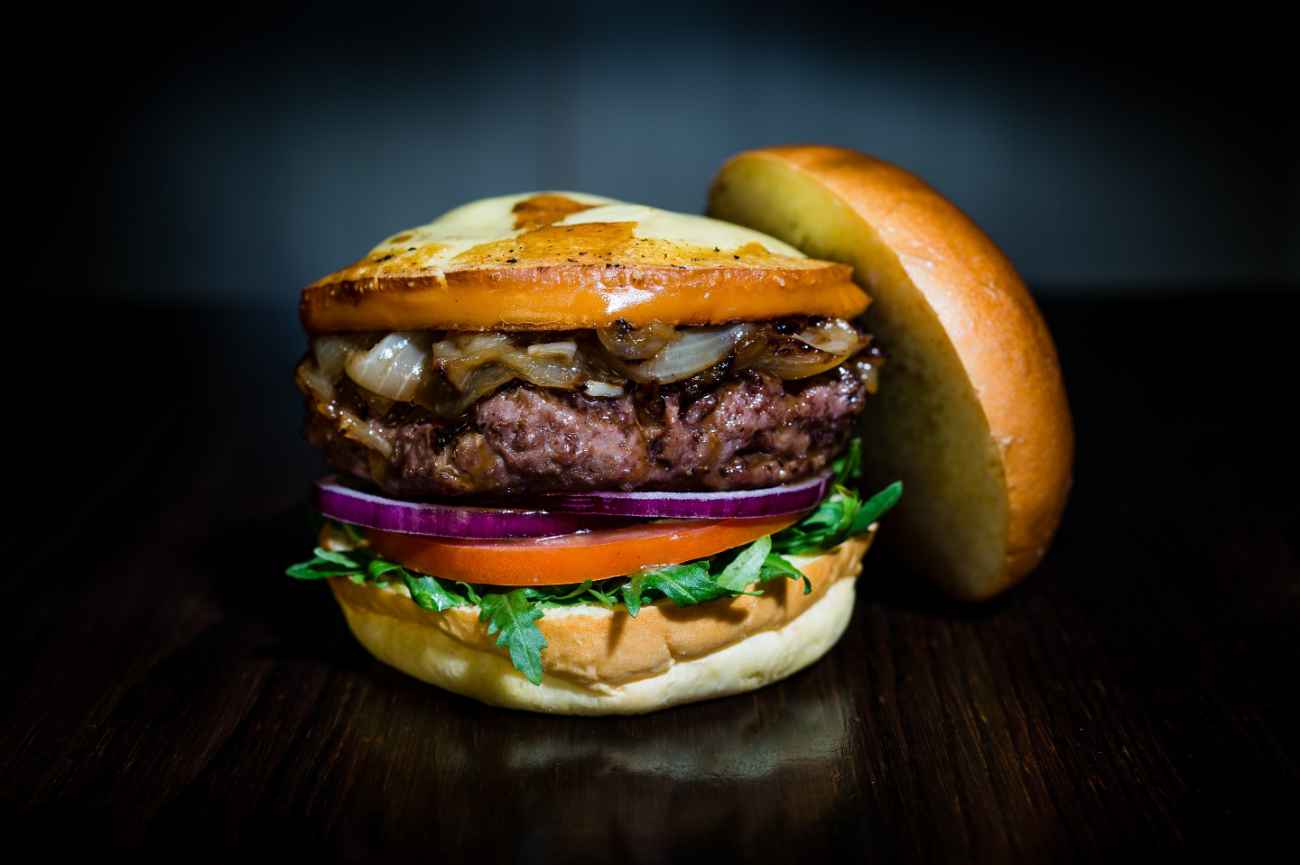hache-burgers-burger-in-dark-room