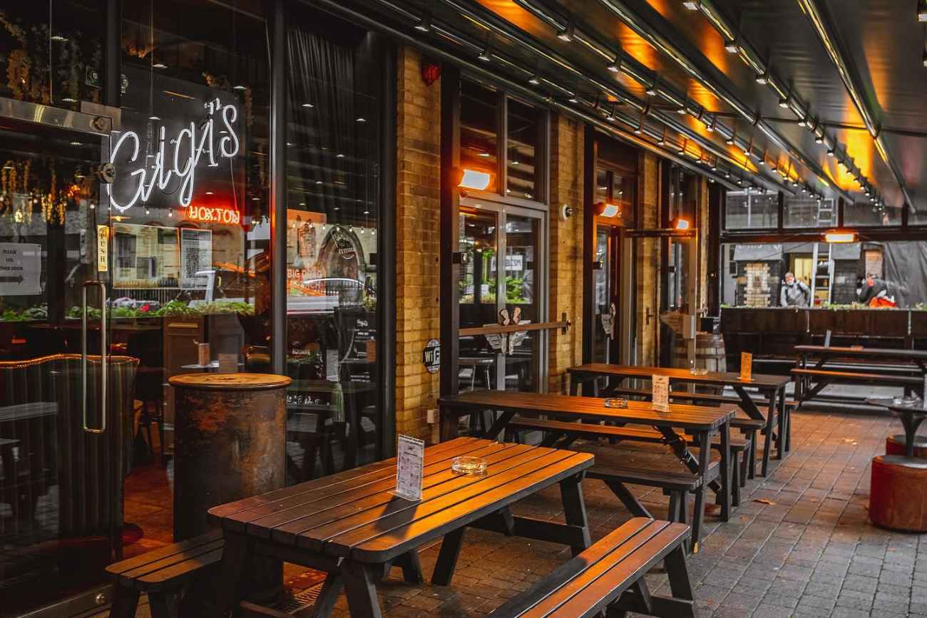 picnic-tables-outside-of-gigis-hoxton-bar-bottomless-brunch-shoreditch