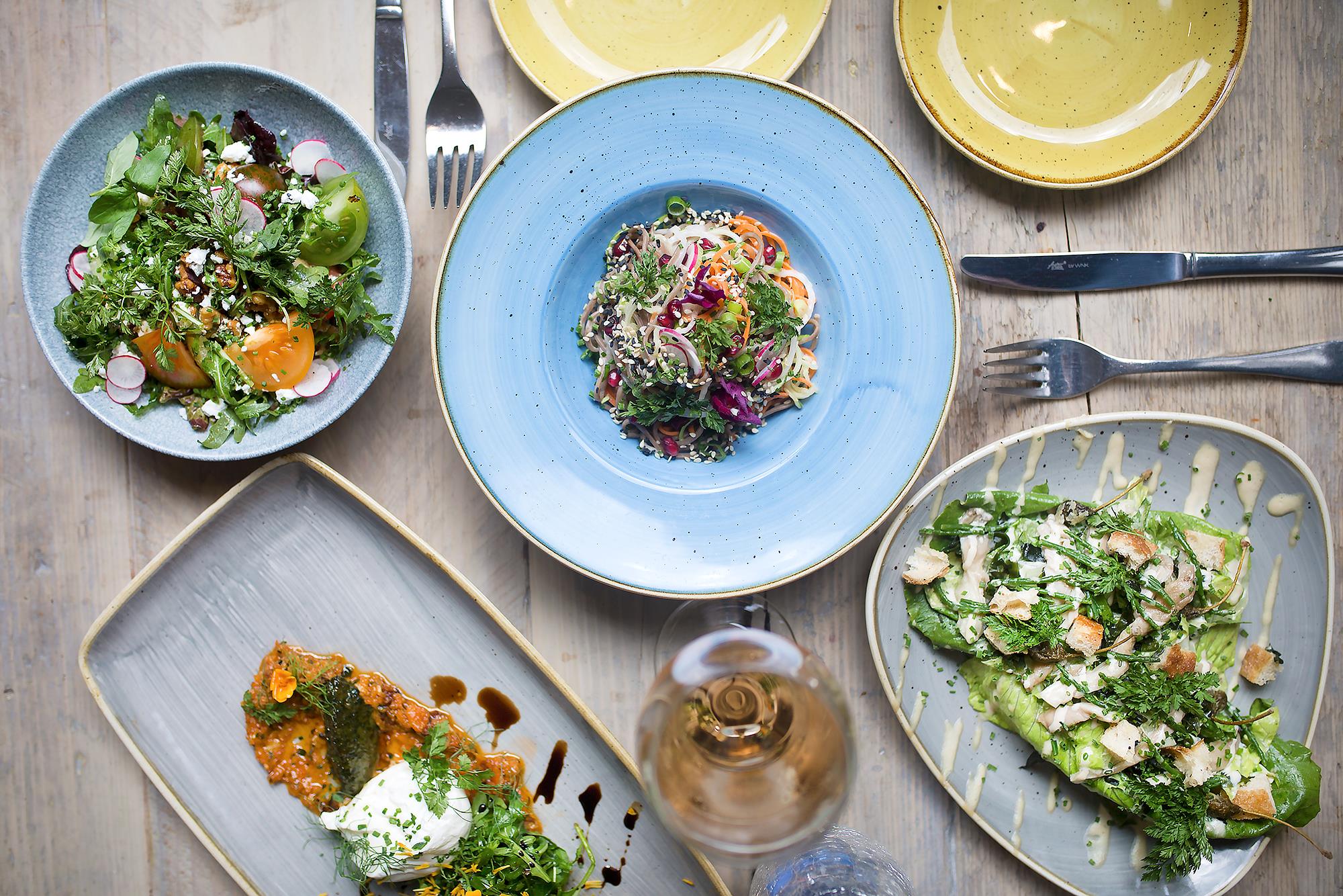plates-and-bowls-of-vegetarian-food-at-food-for-friends-best-vegan-restaurants-brighton