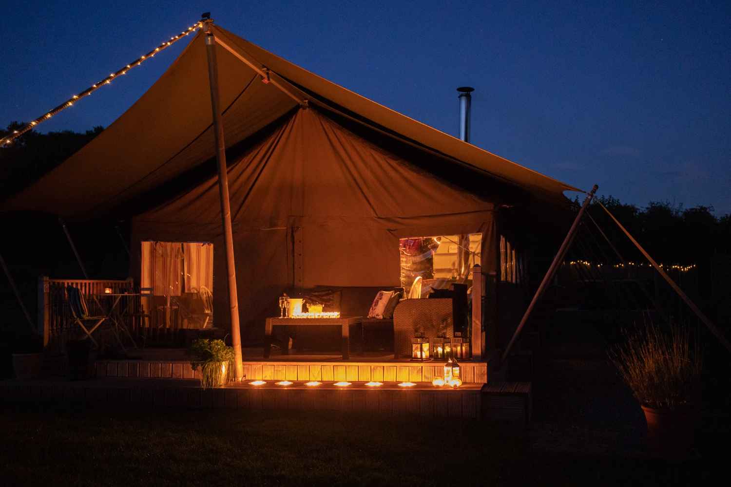 seven-hills-hideaway-safari-tent-lit-up-at-night