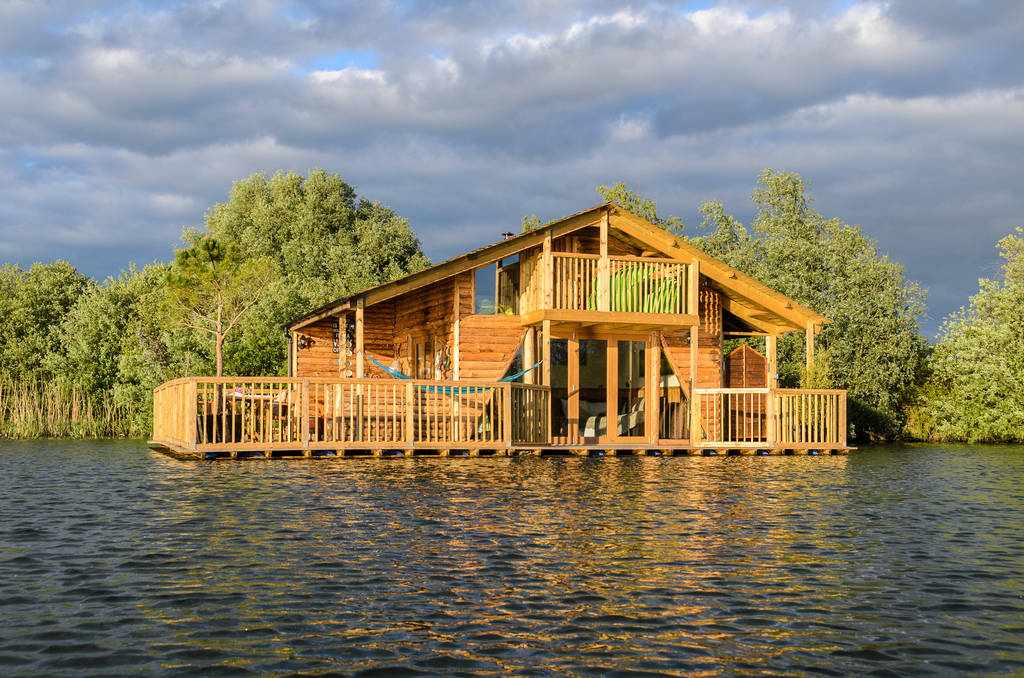 the-raft-cabin-on-lake-at-chigborough-farm