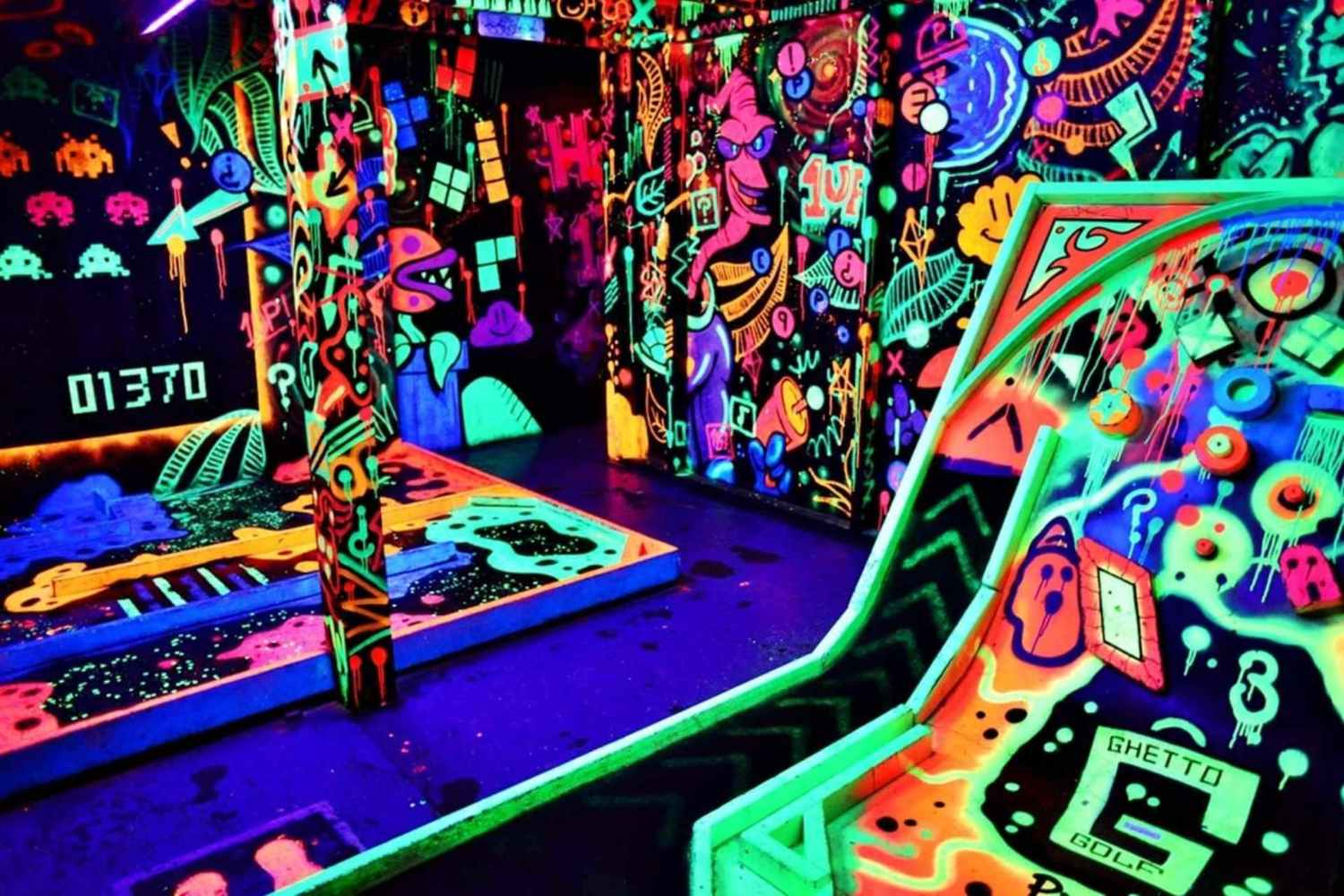 ©ghetto-golf-indoor-crazy-golf-lit-up-by-bright-neon-colours-things-to-do-in-birmingham-at-night