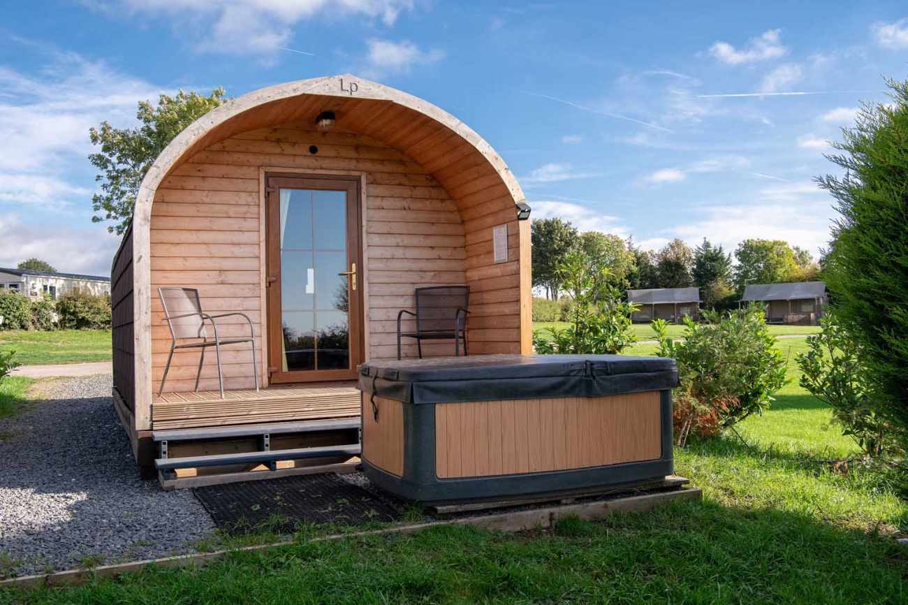 ashbourne-heights-pod-with-hot-tub-in-field