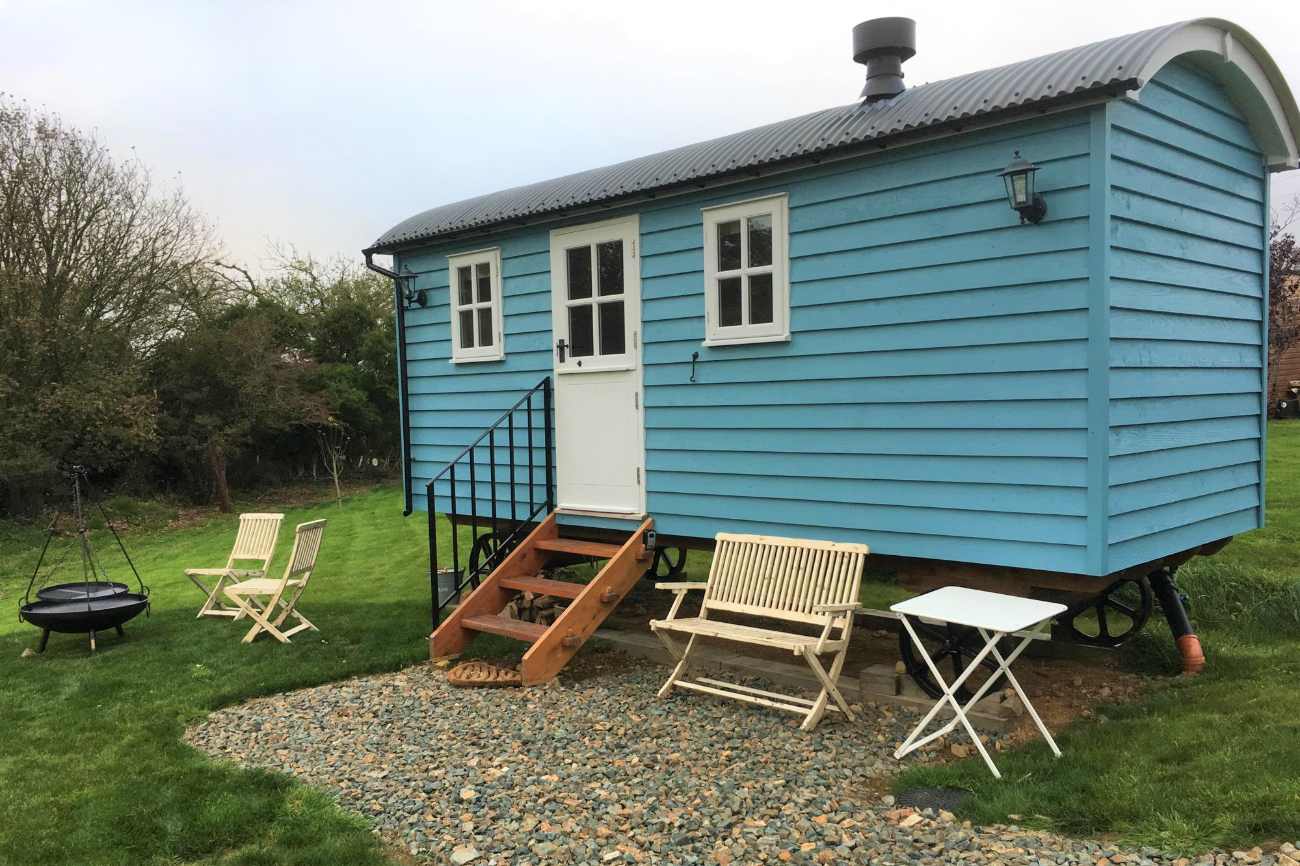 blue-hillcroft-escapes-shepherds-hut-with-outdoor-seating