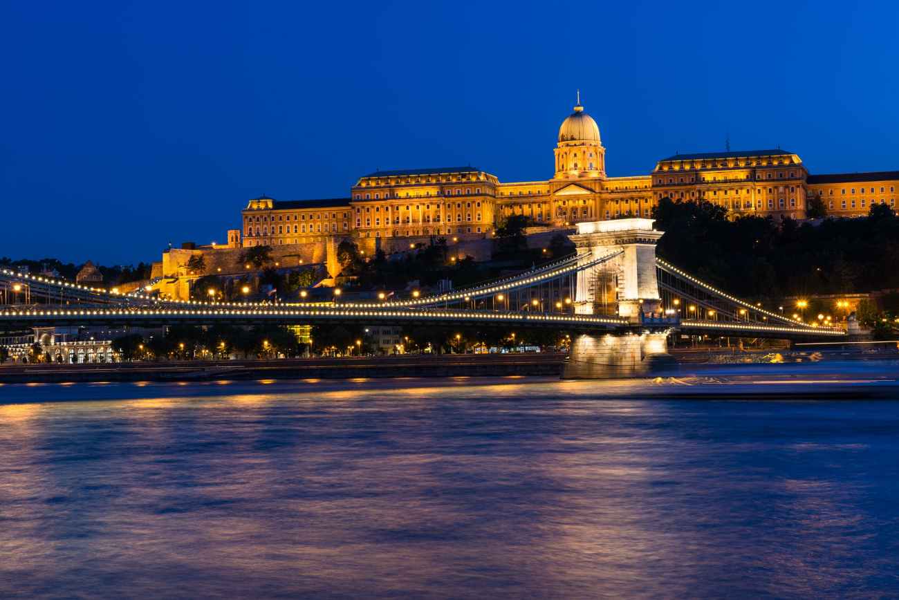 budapest-royal-palace-across-the-danube-river-at-night