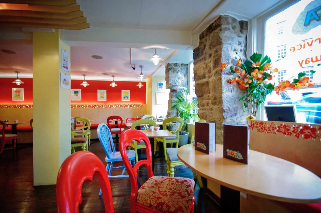 colourful-interior-of-hula-juice-cafe