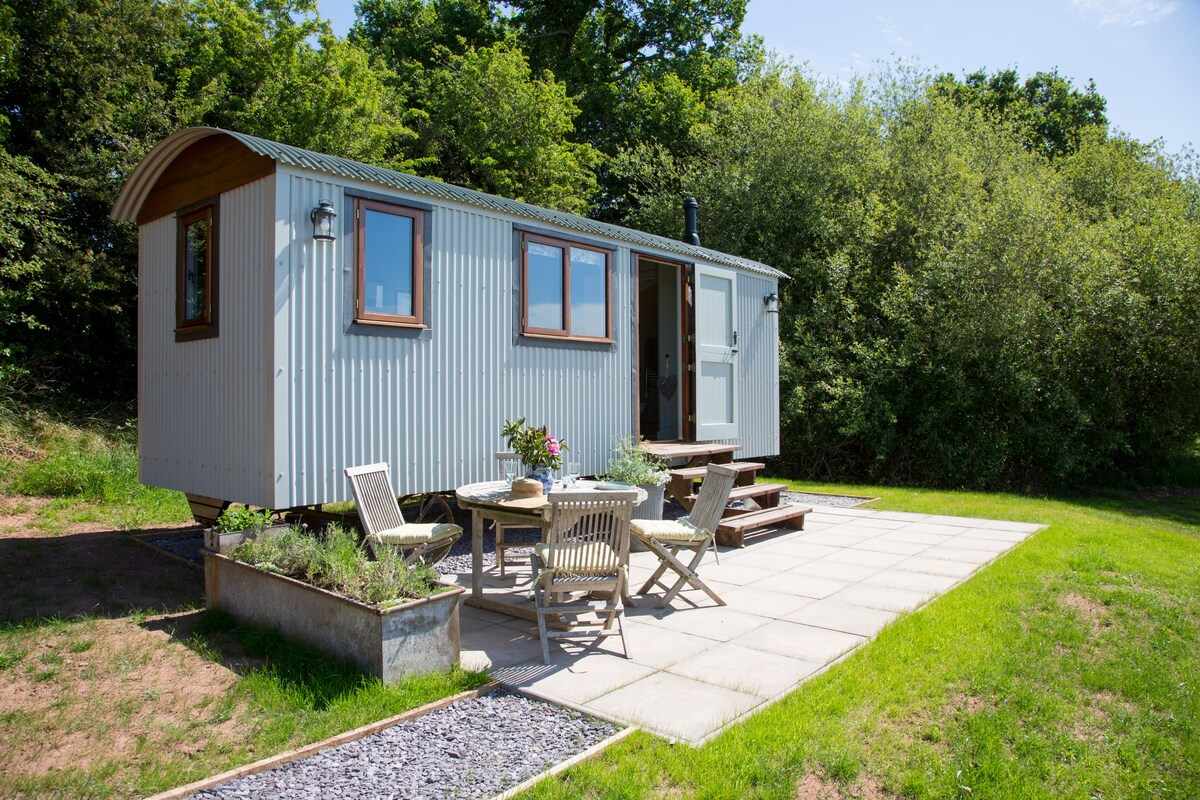 little-idyll-shepherds-hut-with-outdoor-seating-glamping-cheshire