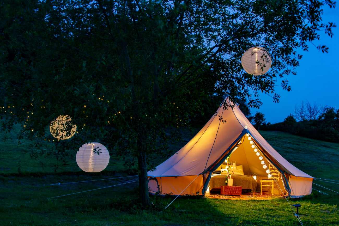 lloyds-meadow-glamping-bell-tent-lit-up-at-night-glamping-cheshire