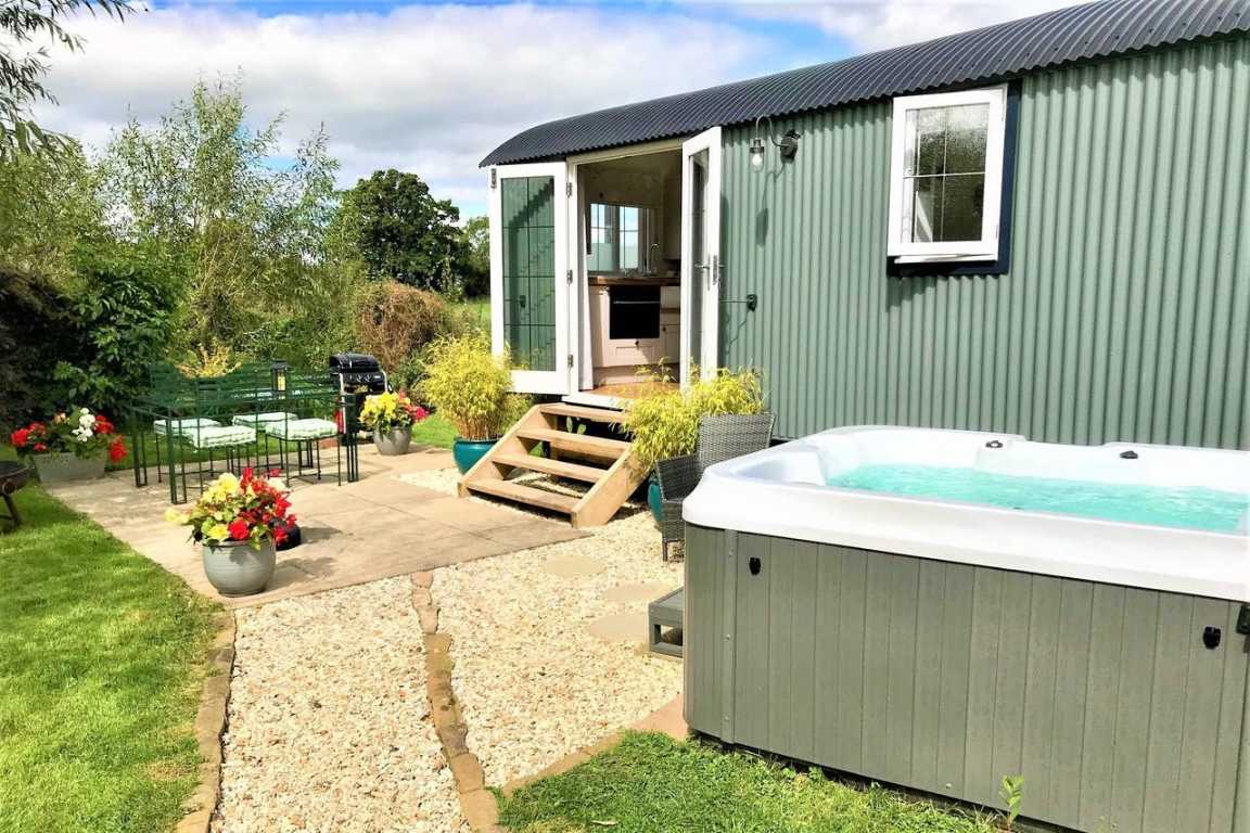 mint-green-nantwich-shepherds-hut-with-hot-tub-glamping-cheshire