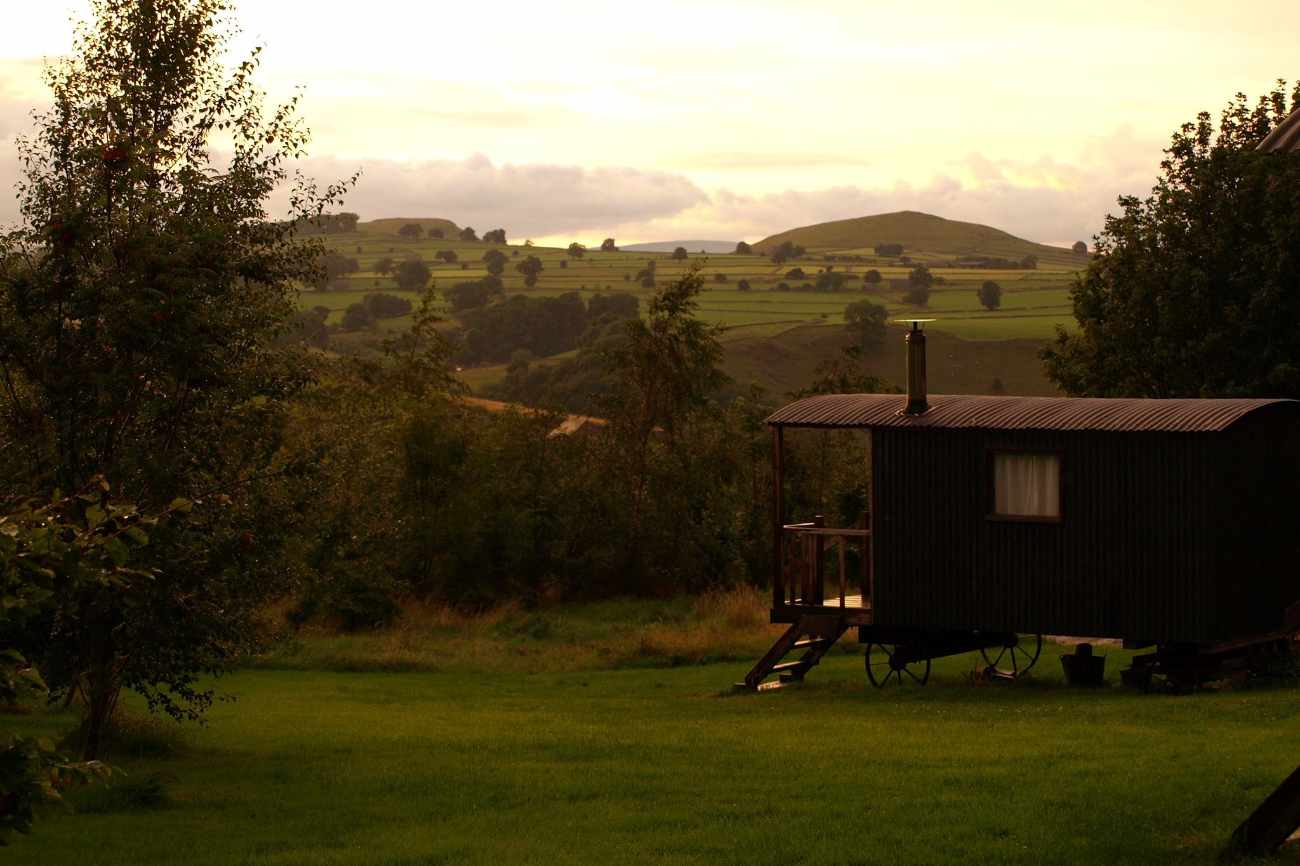new-hanson-grange-shepherds-hut-in-field-at-sunset