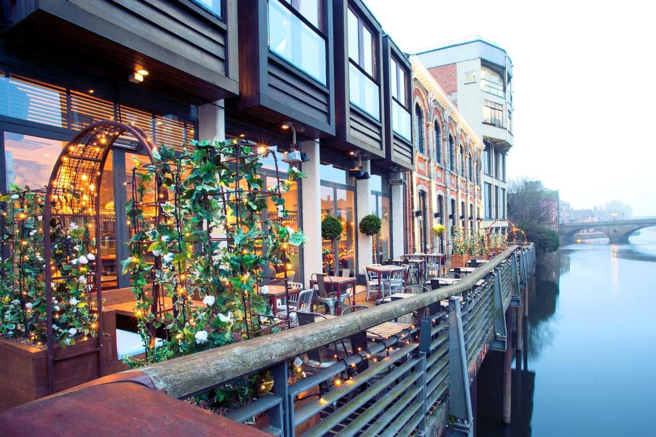 outside-terrace-of-pitcher-and-piano-bar-by-river-bottomless-brunch-york