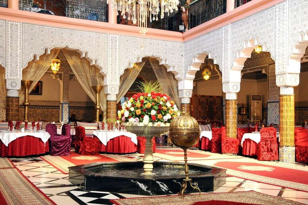 red-tables-inside-restaurant-el-bahia