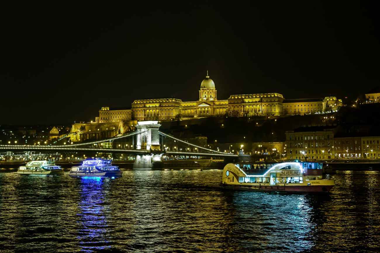 silverline-boat-cruise-going-down-the-danube-river-at-night