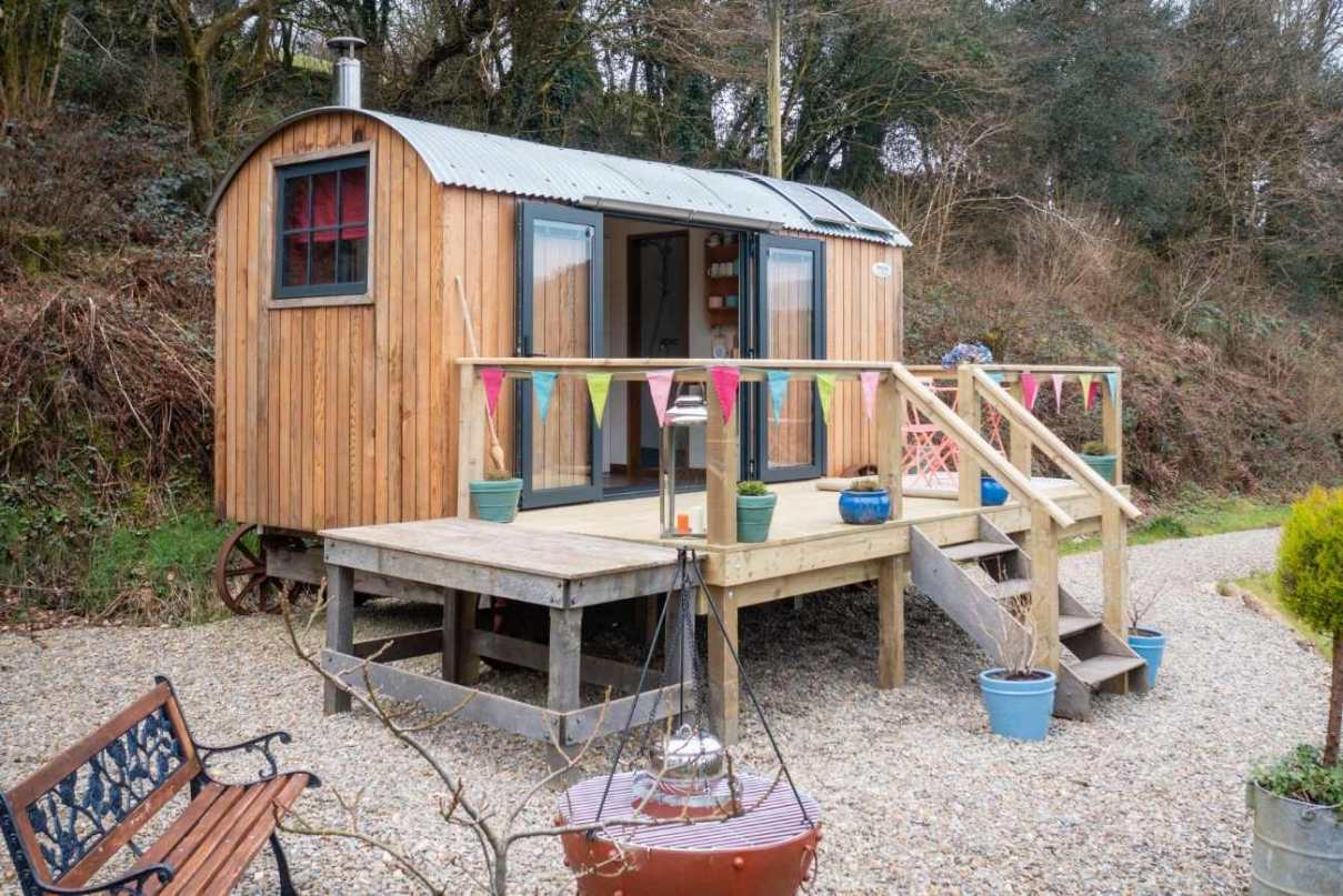 the-pembrokeshire-retreat-shepherds-hut-with-decking