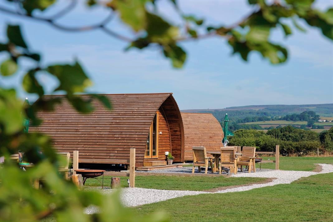 wigwam-holidays-ribble-valley-glamping-pods-in-field