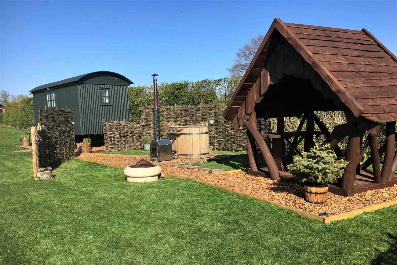 woodlands-shepherds-hut-with-outdoor-hot-tub