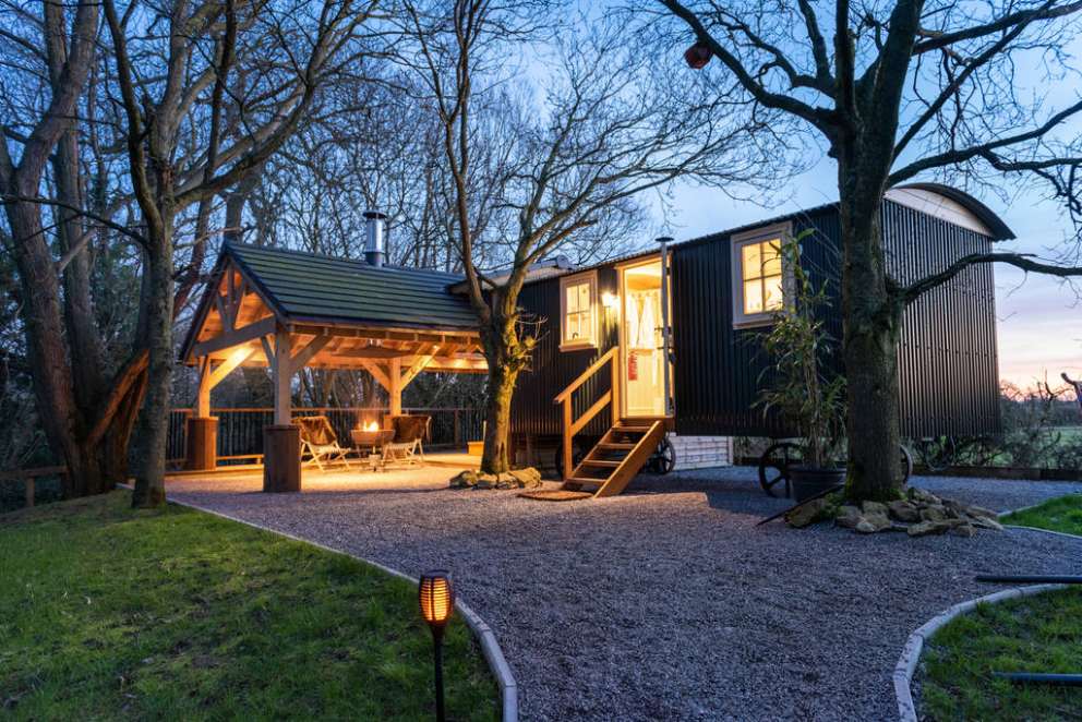eden-the-shepherd-s-hut-at-the-wright-retreat-in-the-evening-glamping-gloucestershire