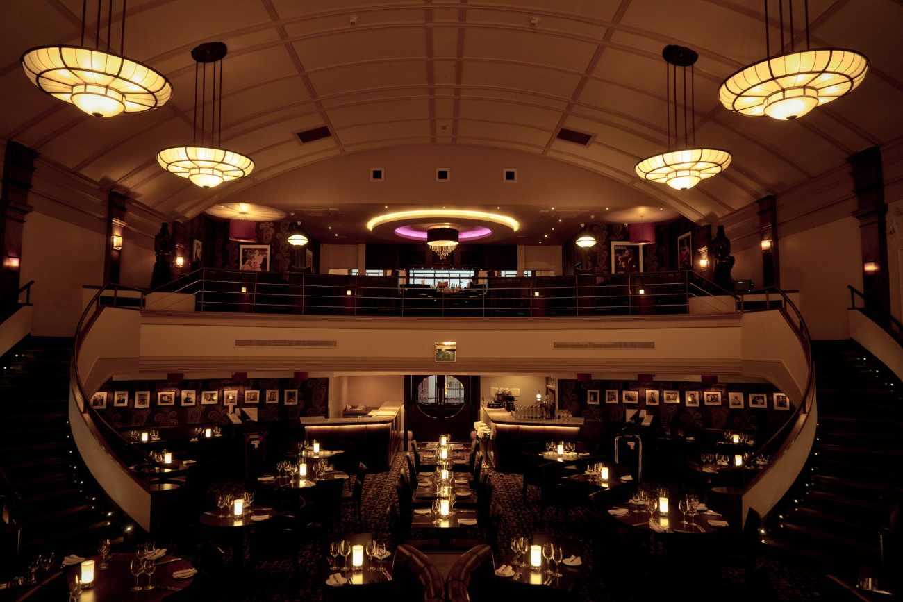 interior-of-the-daffodil-restaurant-with-balcony