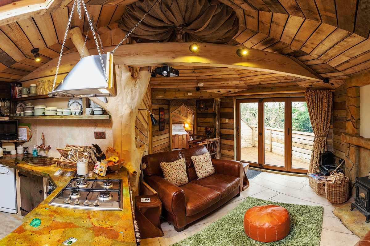 living-and-dining-area-inside-tree-house-hideaway