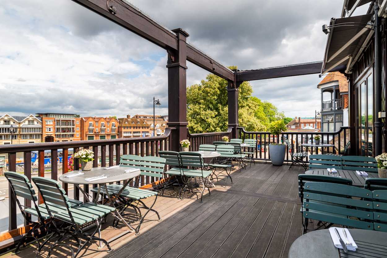 outdoor-terrace-at-browns-brasserie-and-bar-bottomless-brunch-brighton