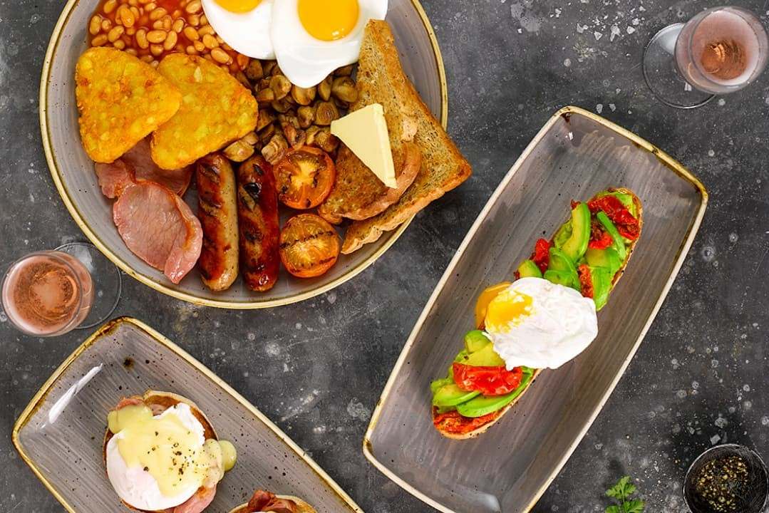 plates-of-breakfast-food-at-slug-and-lettuce