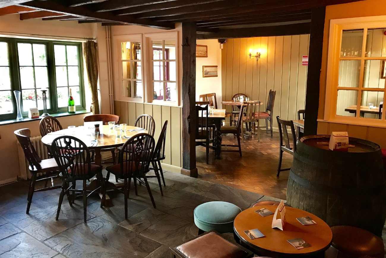 restaurant-tables-inside-the-chequers