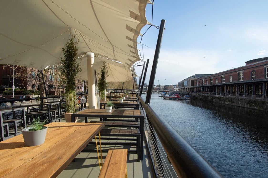 under-the-stars-bar-on-a-boat-rooftop-bars-bristol