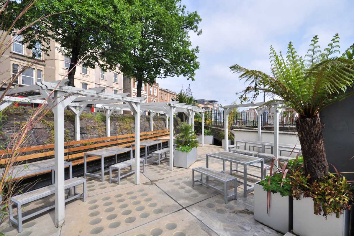zerodegrees-outdoor-bar-terrace-with-palm-tree
