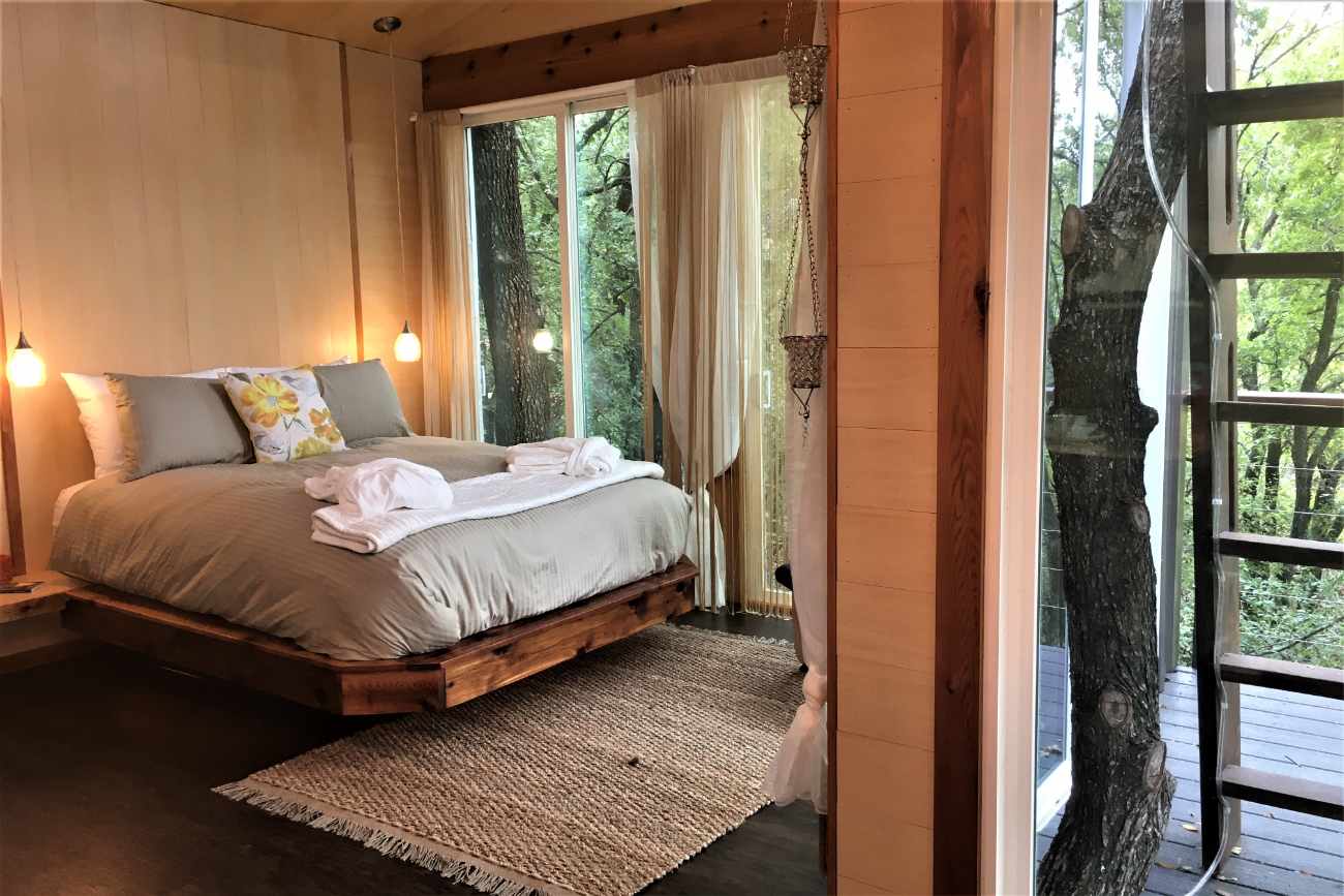bedroom-inside-grandview-treetops-treehouse