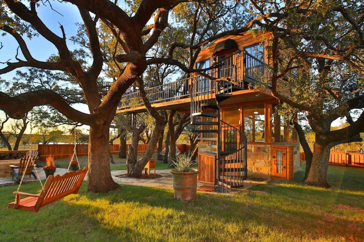 exterior-of-ryders-treehouse-at-sunset-glamping-texas
