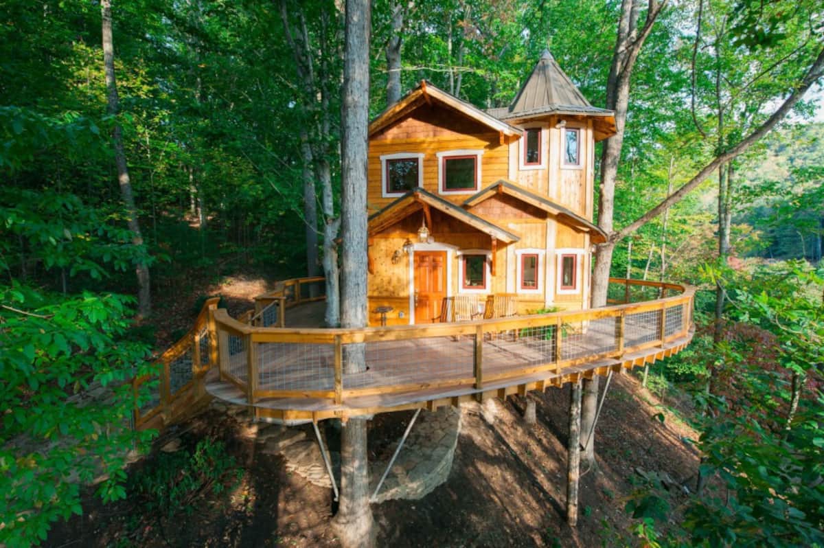exterior-of-asheville-luxury-treehouse-rentals-nc