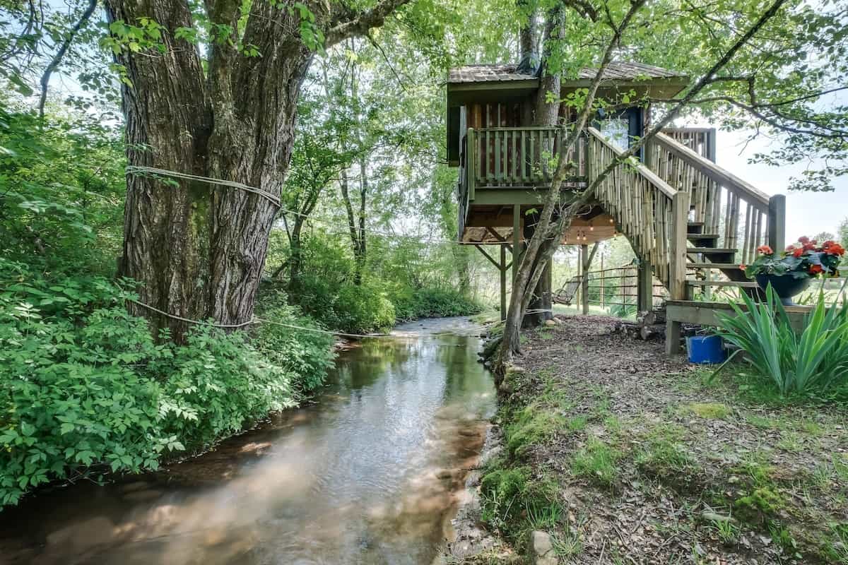 exterior-of-creekside-treehouse-at-north-sungate-farms
