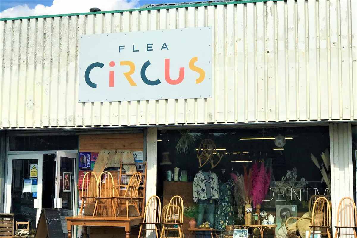 exterior-of-flea-circus-shopping-market-with-chairs-outside