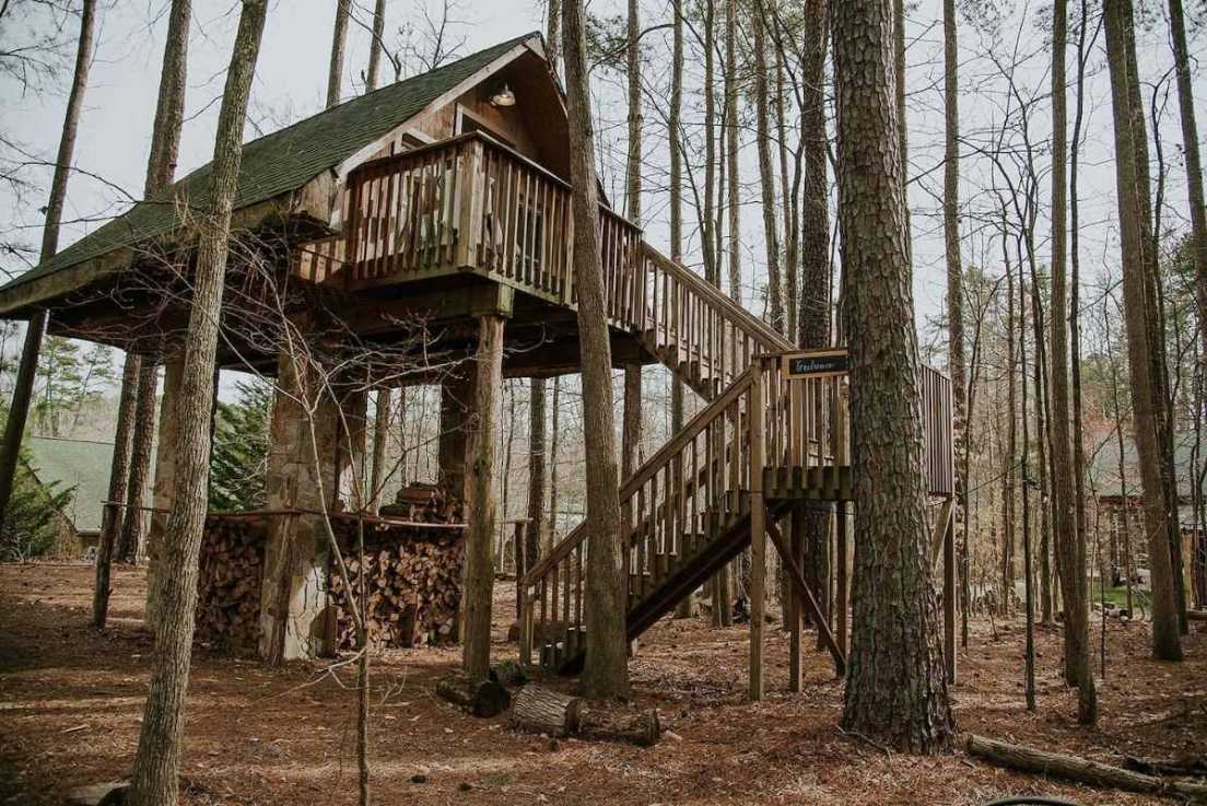 exterior-of-luxury-stone-and-timber-treehouse